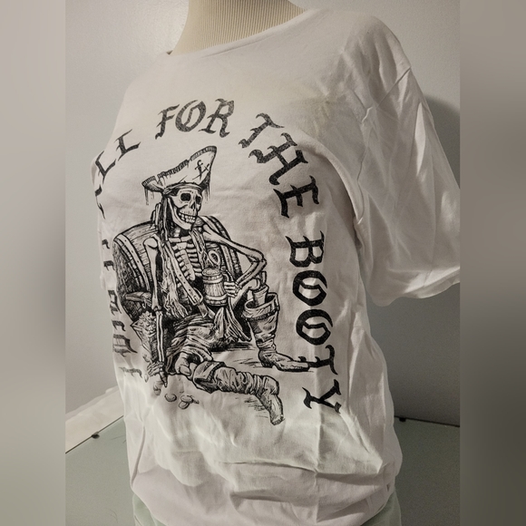 GRAPHIC TEE "I DID IT FOR THE BOOTY" PIRATE SKULL DESIGN - Picture 2 of 5